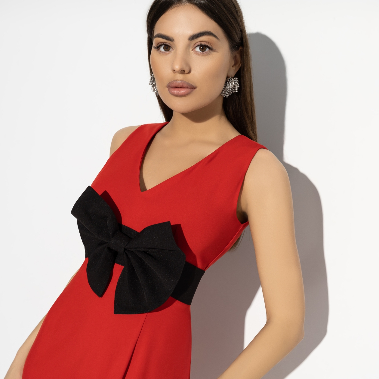 Платье-футляр Позирую как модель (с брошкой). Состав: 60% п/э, 37% вискоза, 3% спандекс