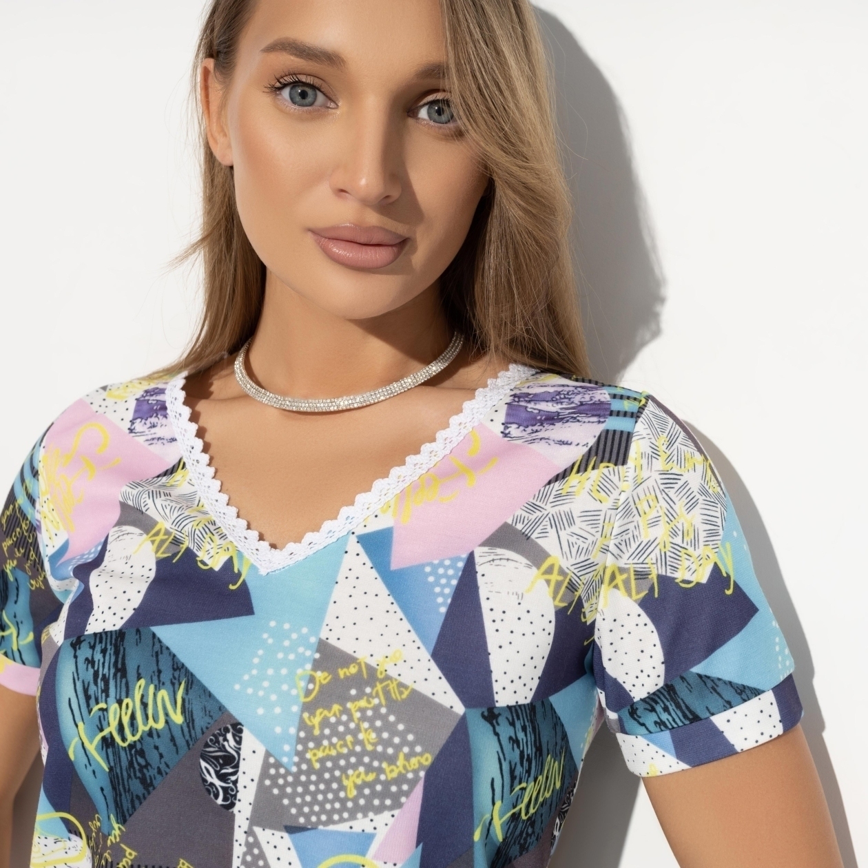 Футболка Любовь рядом (яркая). Состав: 65% п/э, 30% вискоза, 5% стрейч