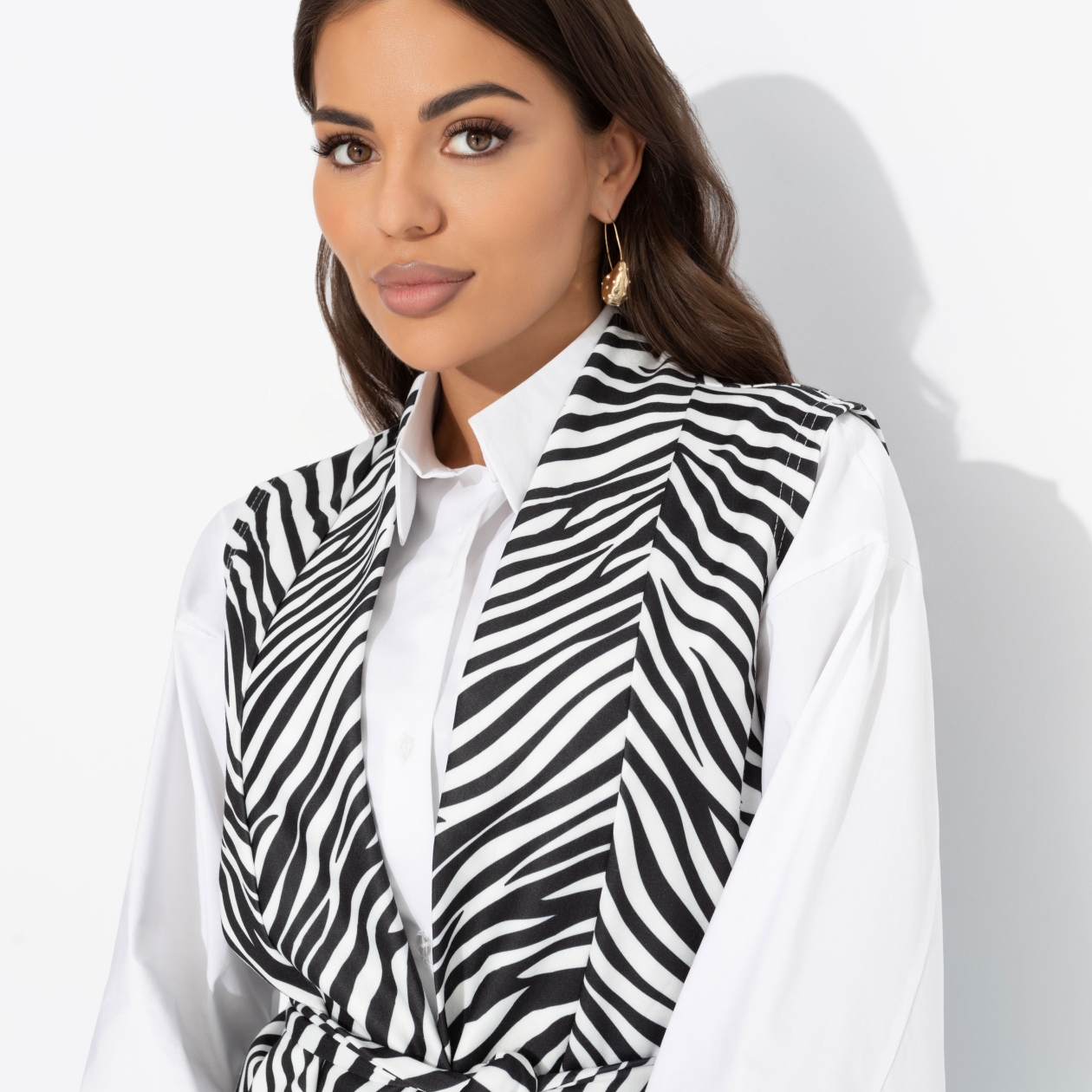 Настроена эффектно (монохром). Состав: 65% п/э, 30% вискоза, 5% стрейч