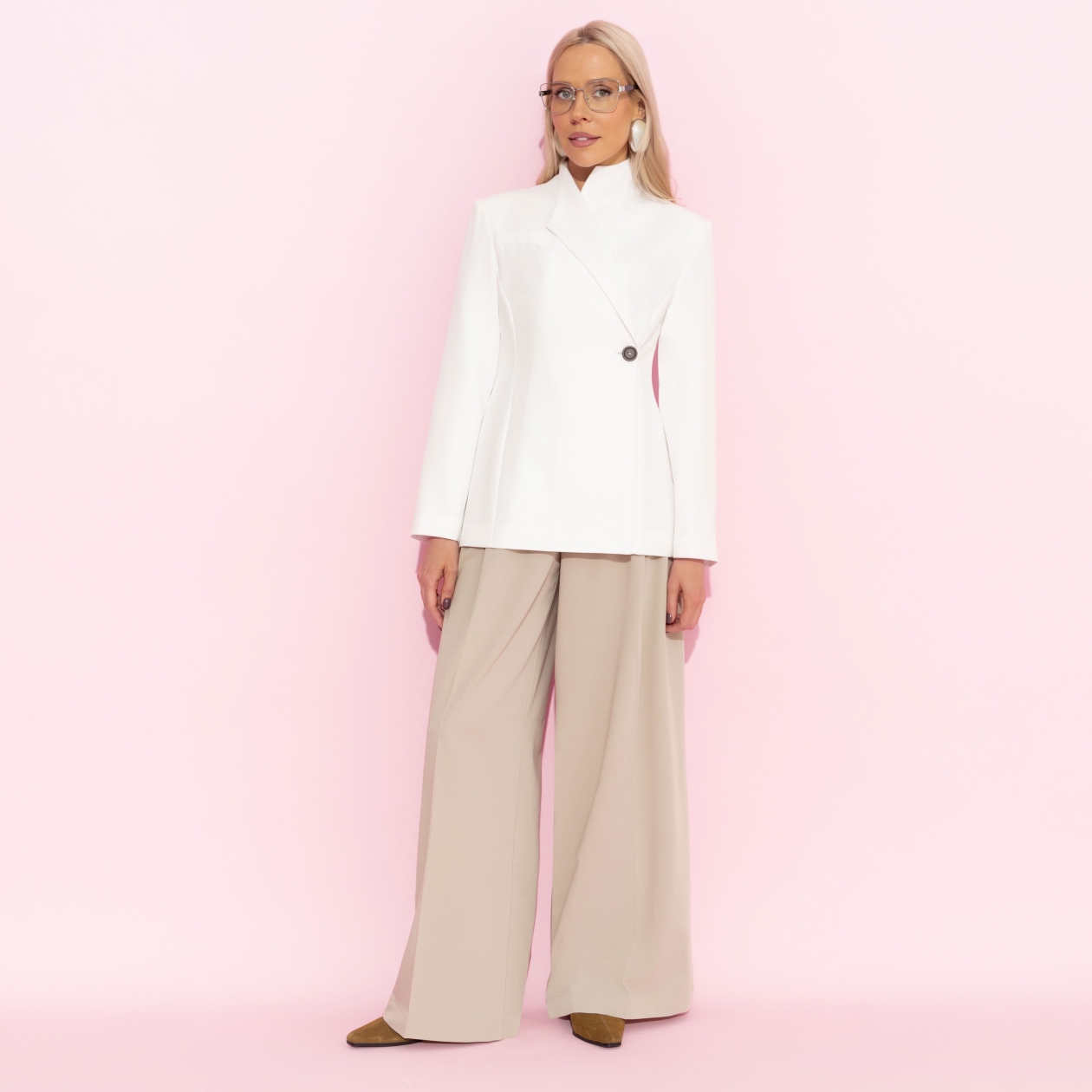 Жакет Дерзкий силуэт (белый). Состав: 95% полиэстер, 5% эластан