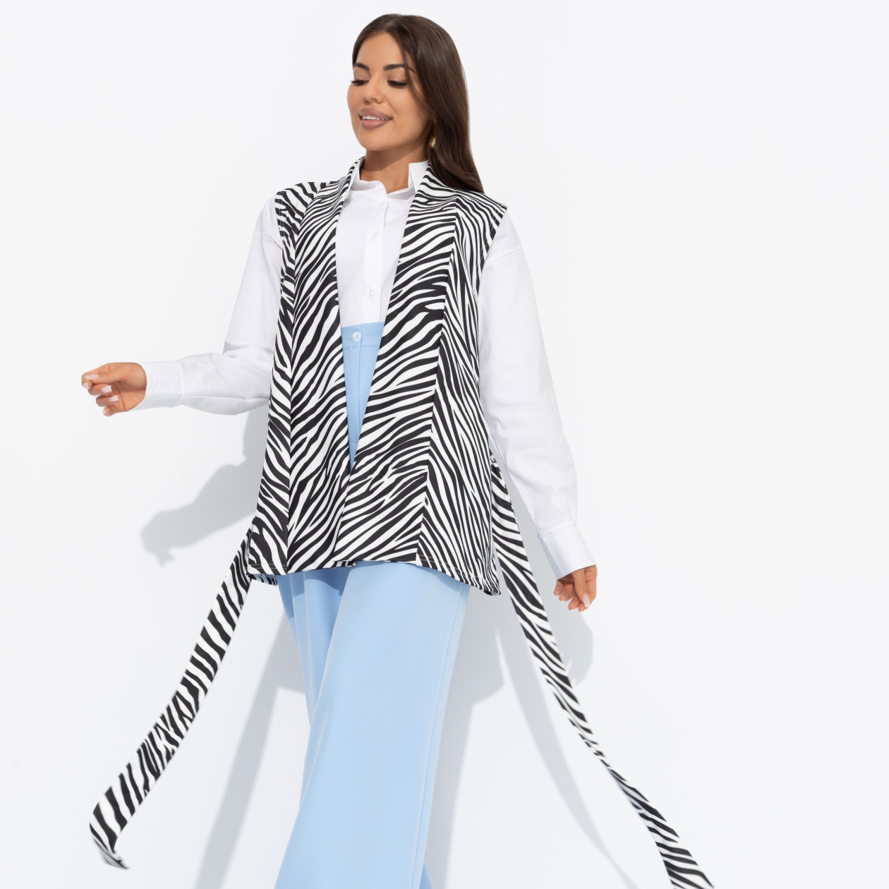 Настроена эффектно (монохром). Состав: 65% п/э, 30% вискоза, 5% стрейч