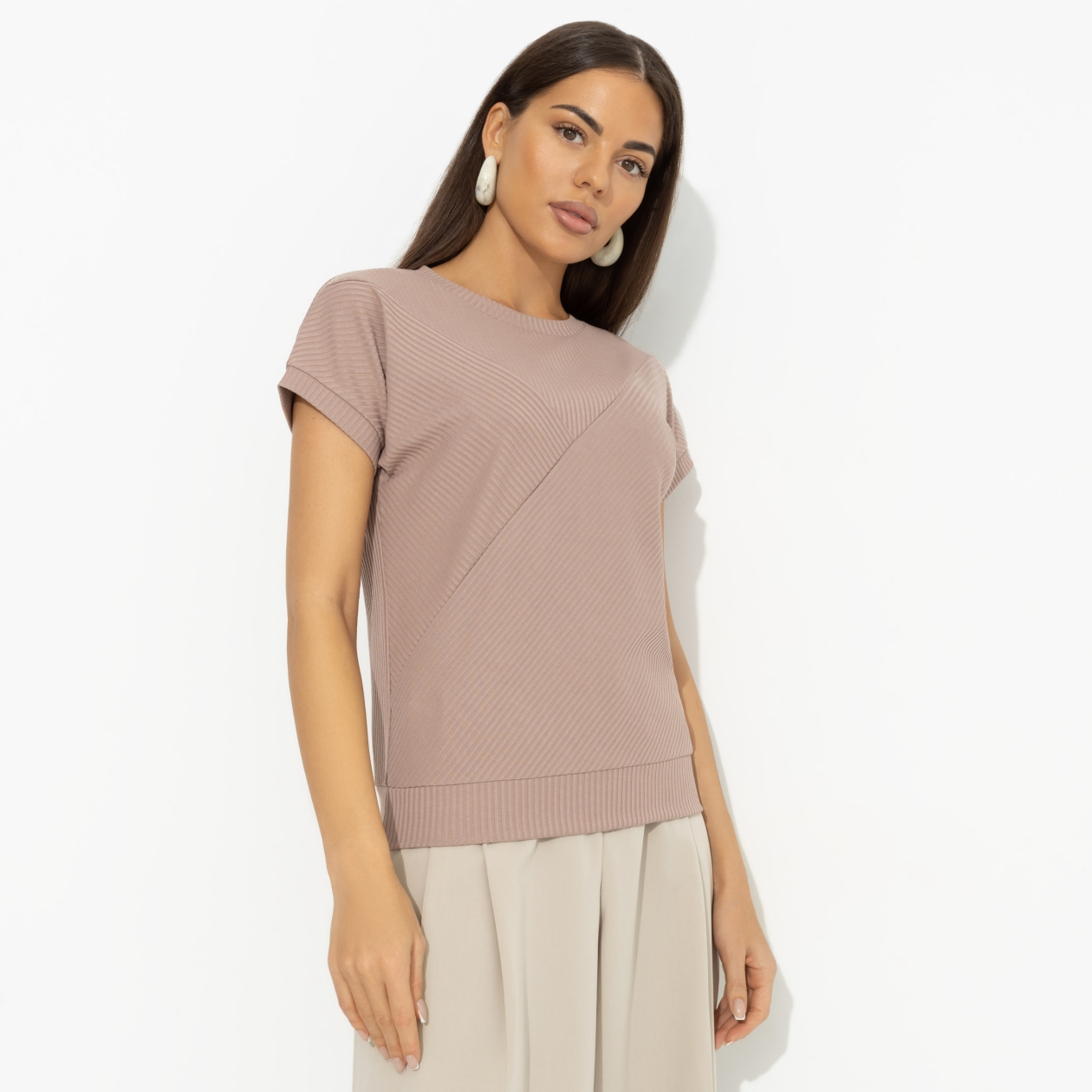 Футболка Искусство строить глазки (коричневый). Состав: 65% полиэстер, 30% вискоза, 5% спандекс