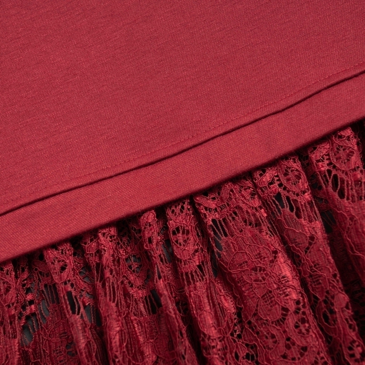 Платье История в кружевах (бордо). Состав: 65% полиэстер, 30% вискоза, 5% спандекс
