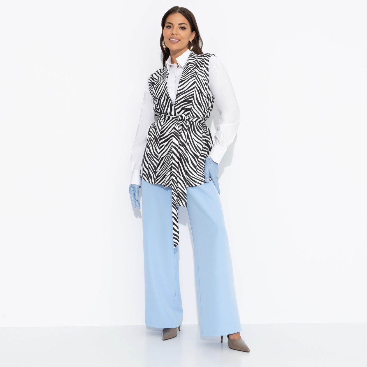 Настроена эффектно (монохром). Состав: 65% п/э, 30% вискоза, 5% стрейч