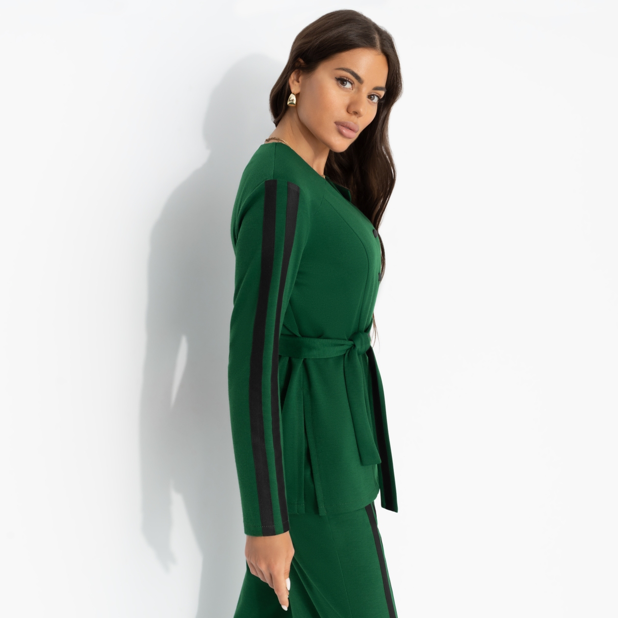 Брючный костюм Личное превосходство (изумруд, 2 в 1, с поясом). Состав: 65% п/э, 30% вискоза, 5% спандекс