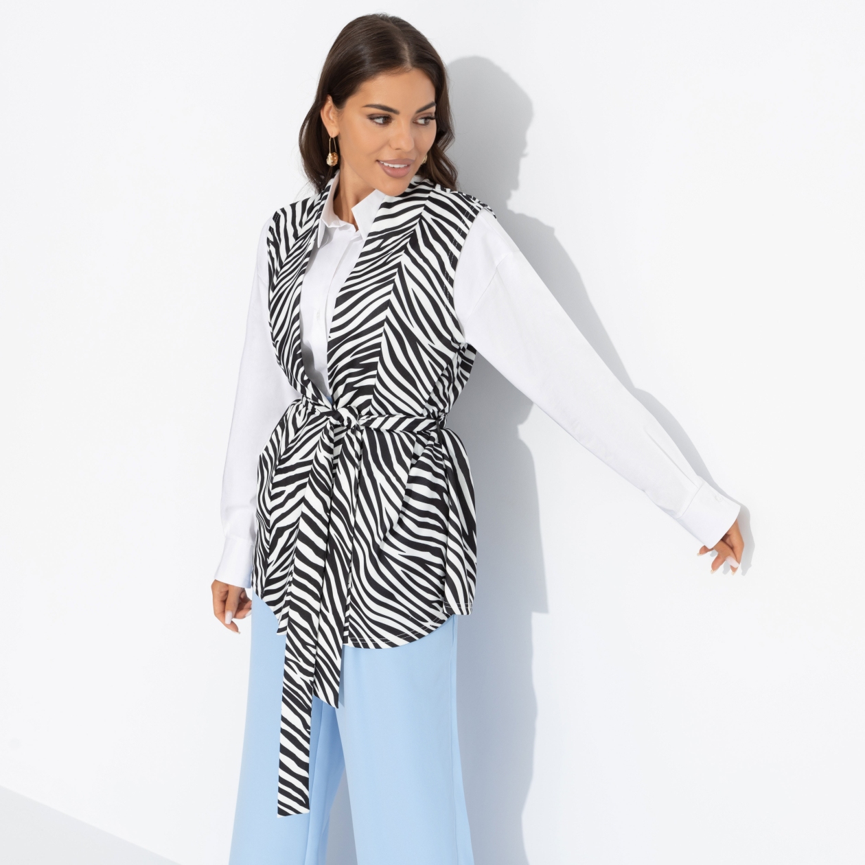 Настроена эффектно (монохром). Состав: 65% п/э, 30% вискоза, 5% стрейч