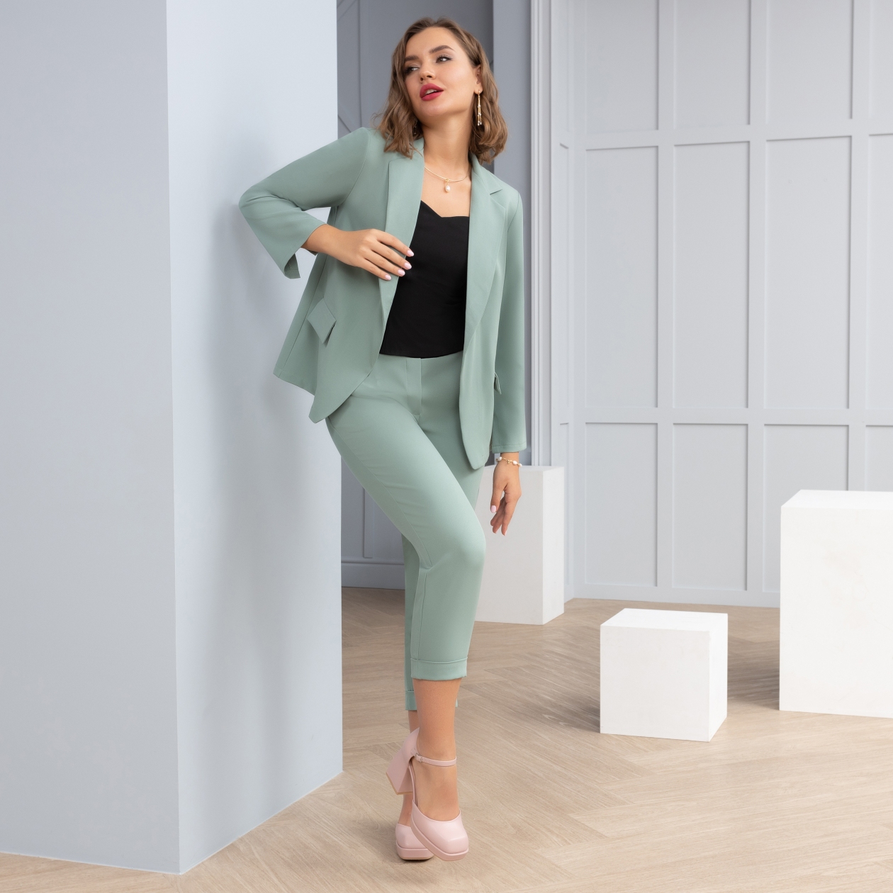 Брюки На дефиле (нежная мята). Состав: 60% п/э, 37% вискоза, 3% спандекс