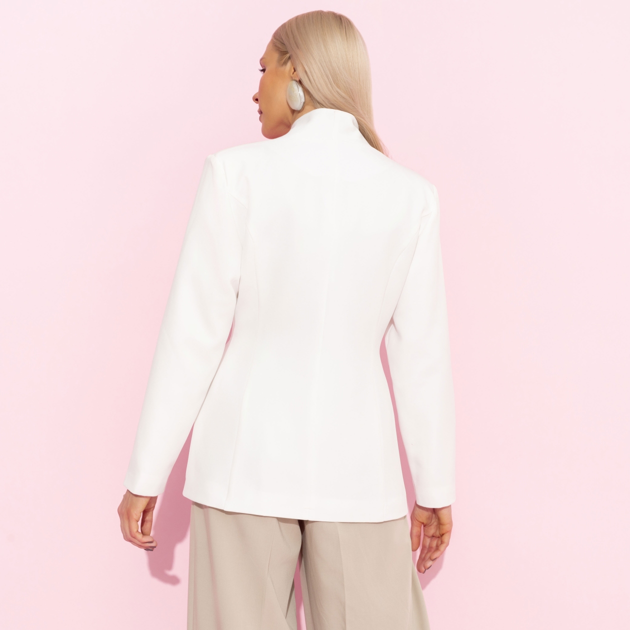 Жакет Дерзкий силуэт (белый). Состав: 95% полиэстер, 5% эластан