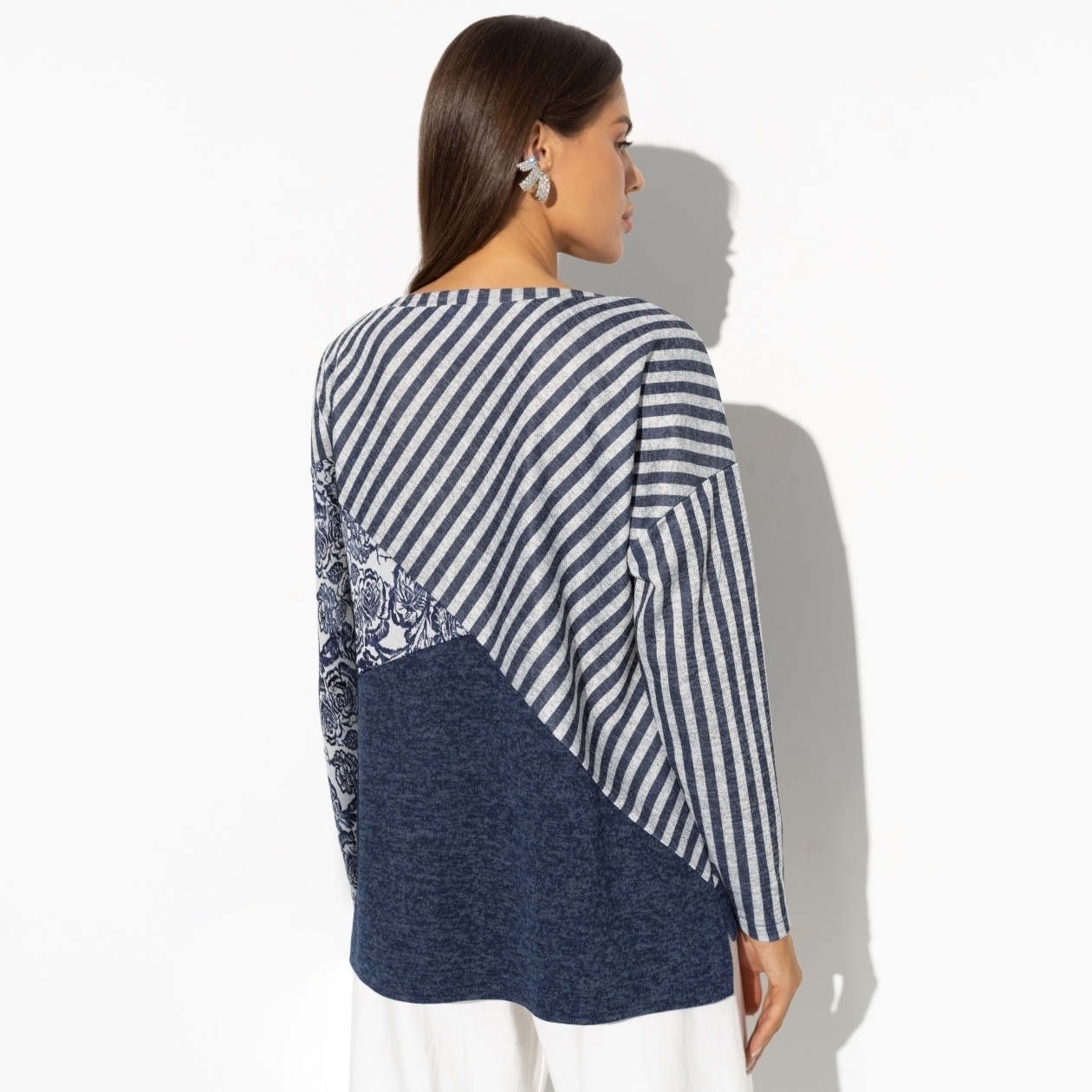 Туника Геометрия стиля (неповторимая). Состав: 65% п/э, 30% вискоза, 4% эластан, 1% мет. нить