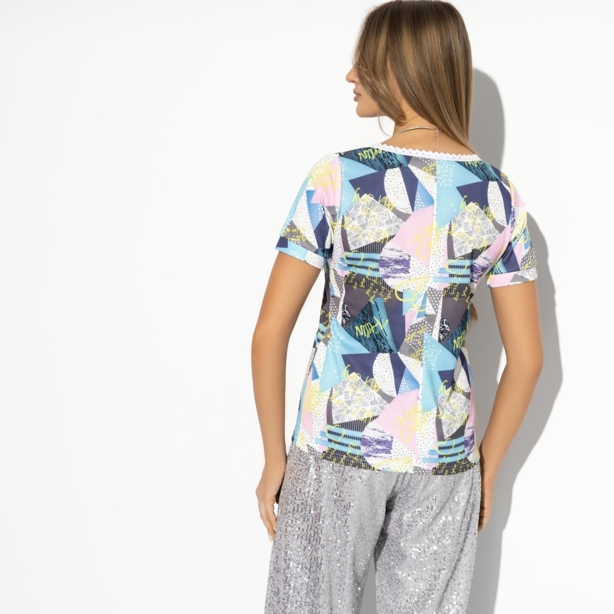 Футболка Любовь рядом (яркая). Состав: 65% п/э, 30% вискоза, 5% стрейч