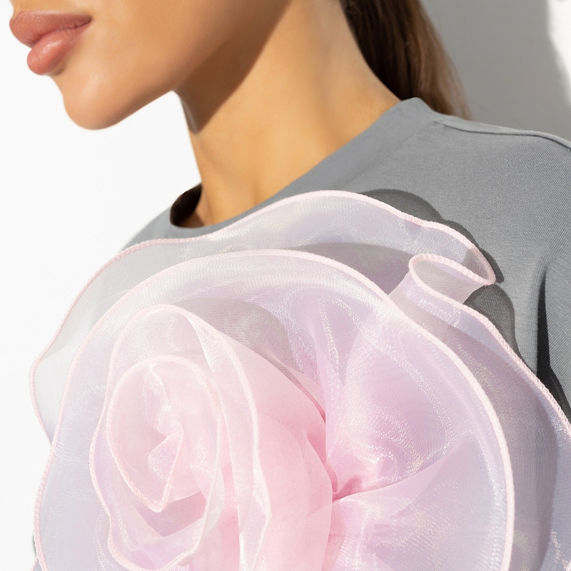 Футболка Летний каприз (с брошкой). Состав: 95% хлопок, 5% эластан