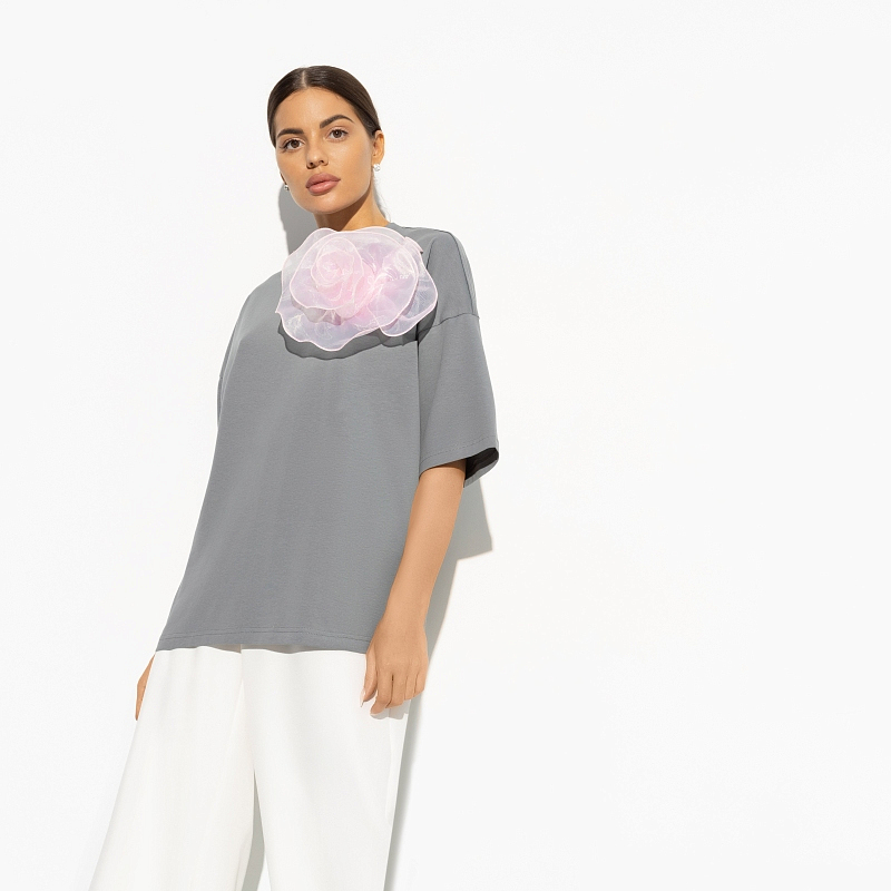 Футболка Летний каприз (с брошкой). Состав: 95% хлопок, 5% эластан