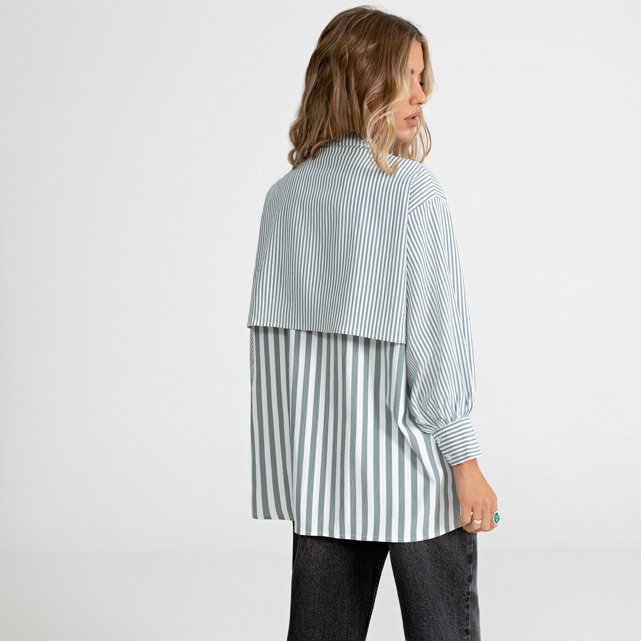 Вне конкуренции. Состав: 65% п/э, 30% вискоза, 5% спандекс