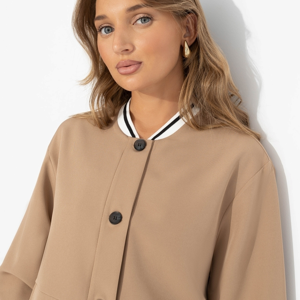 Бомбер Любуйся мной (бежевый). Состав: 60% п/э, 37% вискоза, 3% спандекс