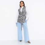 Настроена эффектно (монохром). Состав: 65% п/э, 30% вискоза, 5% стрейч