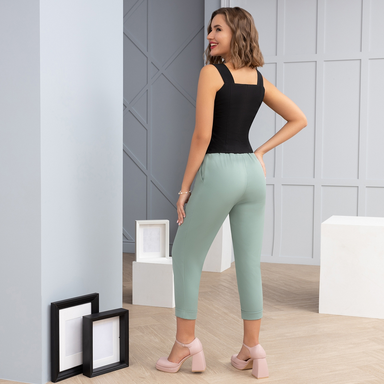 Брюки На дефиле (нежная мята). Состав: 60% п/э, 37% вискоза, 3% спандекс