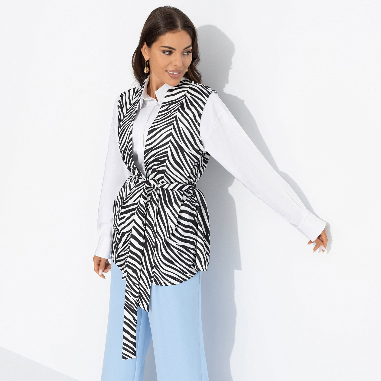 Настроена эффектно (монохром). Состав: 65% п/э, 30% вискоза, 5% стрейч