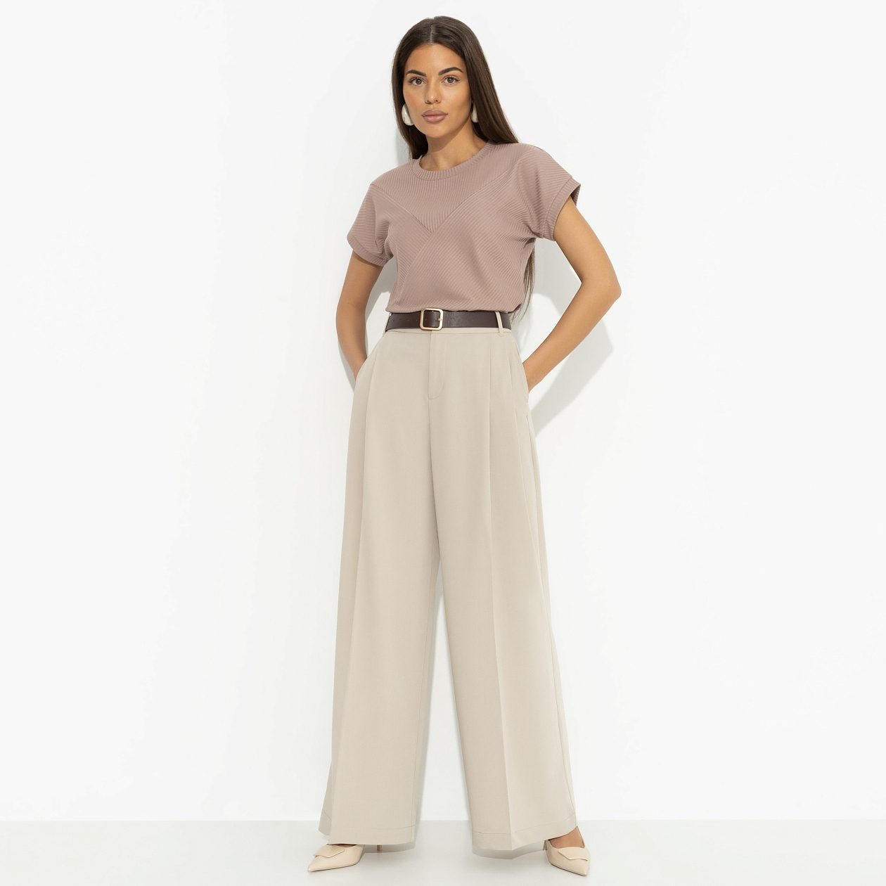 Футболка Искусство строить глазки (коричневый). Состав: 65% полиэстер, 30% вискоза, 5% спандекс