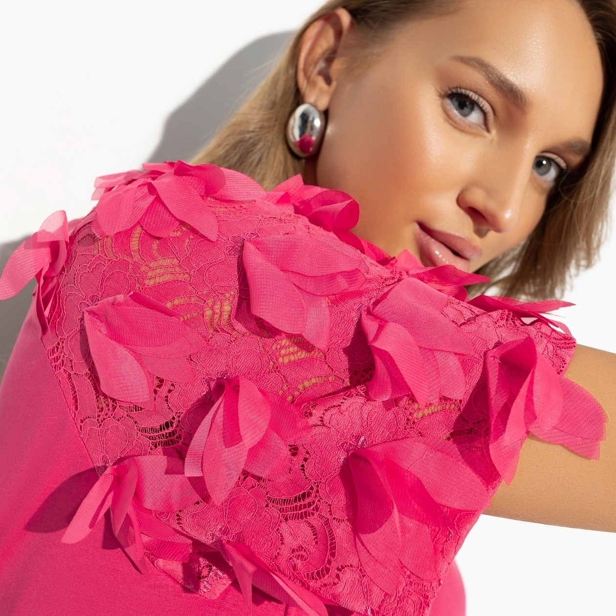 Футболка Закружила любовь (яркая). Состав: 65% п/э, 30% вискоза, 5% спандекс