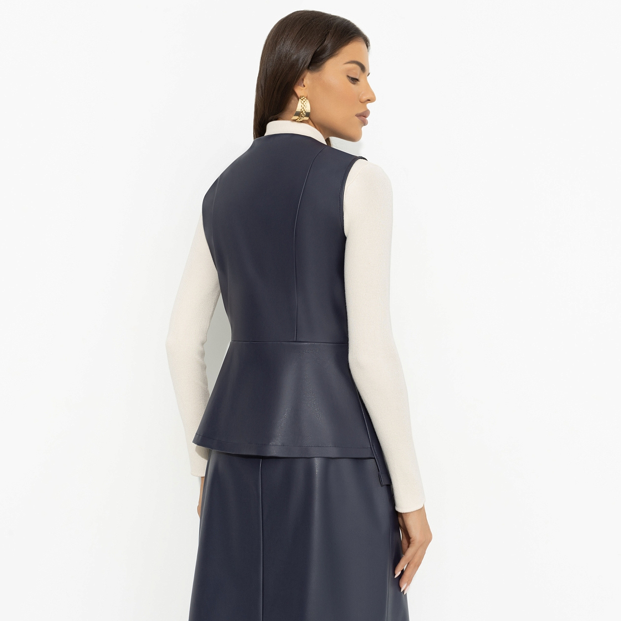 Откровенно стильная. Состав: 55% п/у волокно, 45% полиэстер