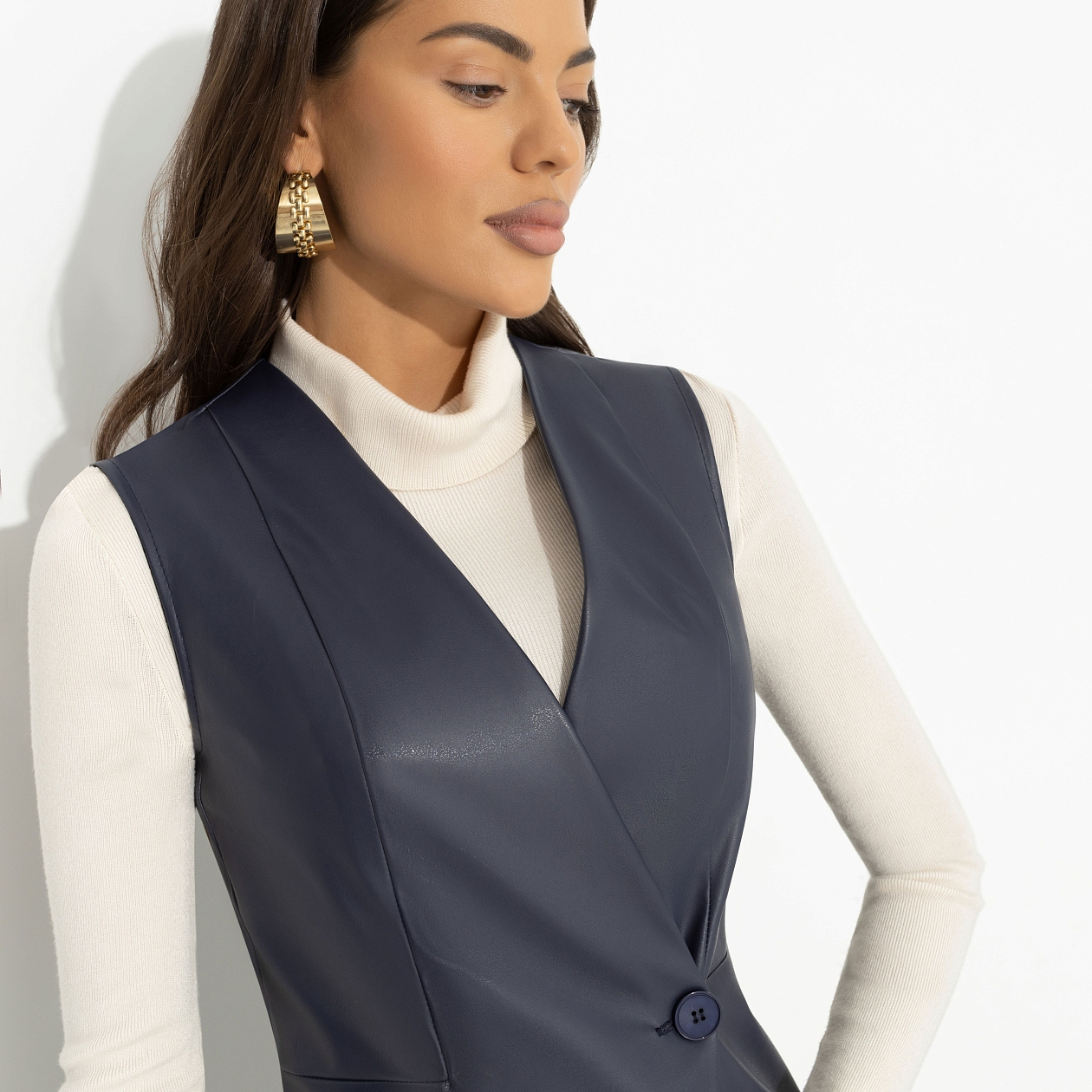 Откровенно стильная. Состав: 55% п/у волокно, 45% полиэстер