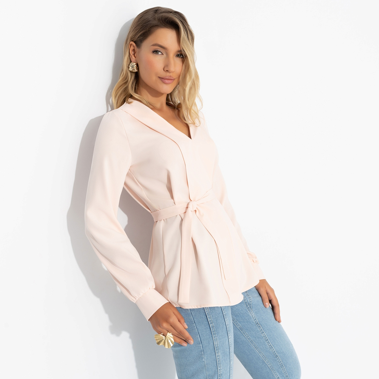 Блуза Твой личный манифест (бледный персик, с поясом). Состав: 72% п/э, 22% вискоза, 6% спандекс