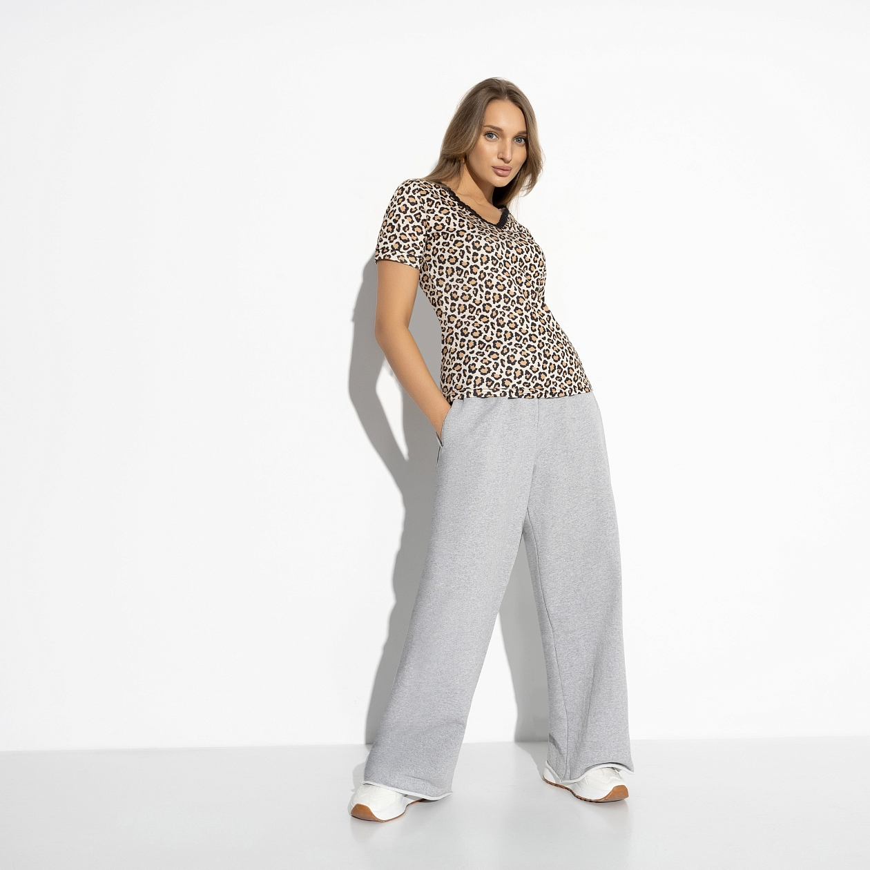 Футболка Любовь рядом (hot diva). Состав: 65% п/э, 30% вискоза, 5% стрейч