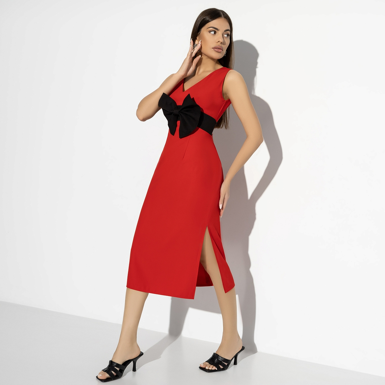 Платье-футляр Позирую как модель (с брошкой). Состав: 60% п/э, 37% вискоза, 3% спандекс