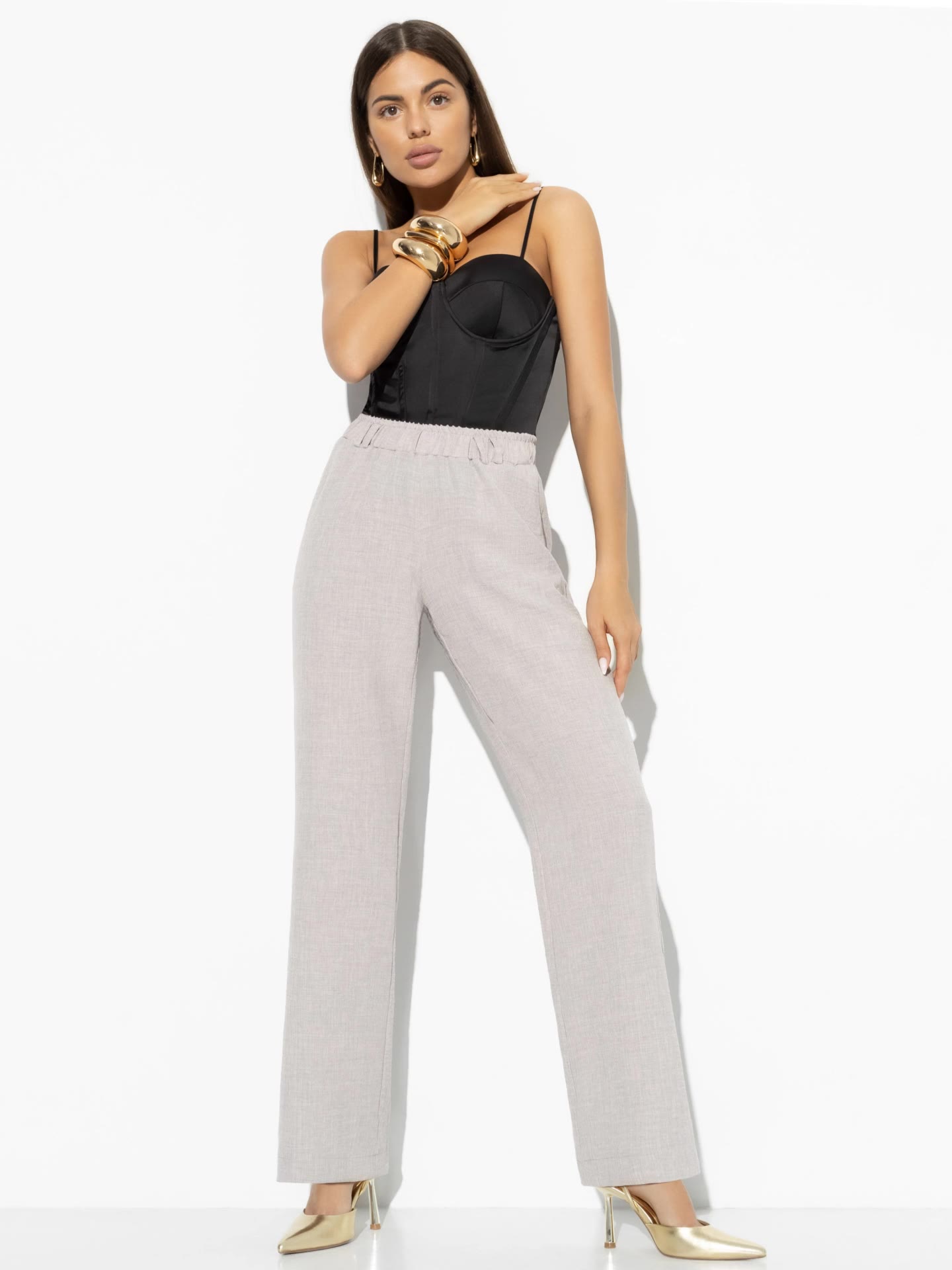 Изящной походкой